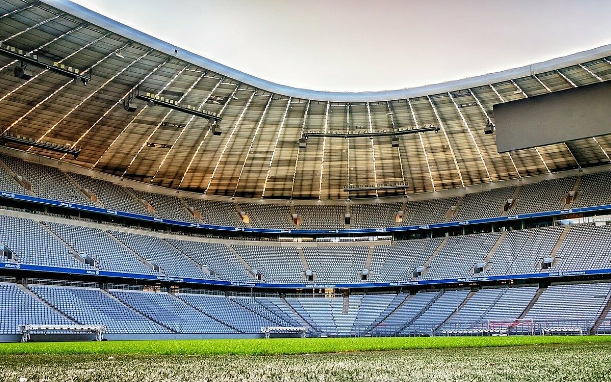 Die leere Stadiontribüne der Münchner Allianz Arena Die leere Stadiontribüne der Münchner Allianz Arena